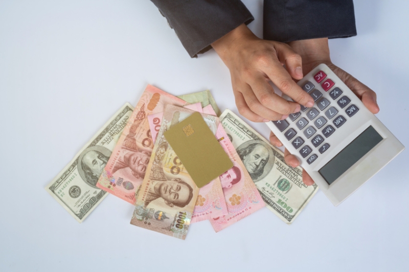 What currency should I use to travel to Thailand? Where is the best place to exchange?